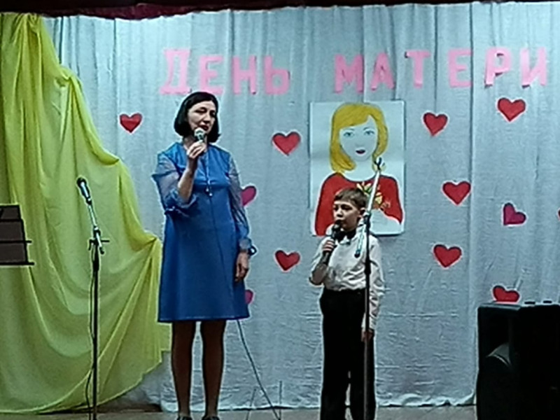 Суяшова Евгения с сыном рассказывают стихотворение о маме.